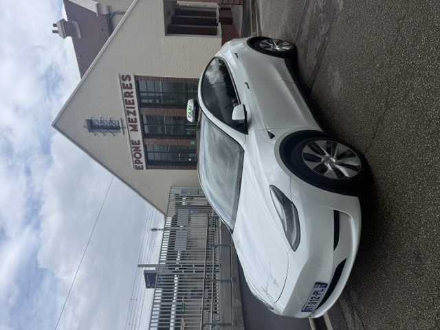 Taxi Tesla blanche à Épône et Mézières-sur-Seine